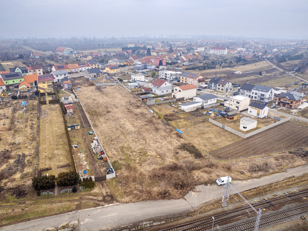 Pozemek v centru obce Lužice