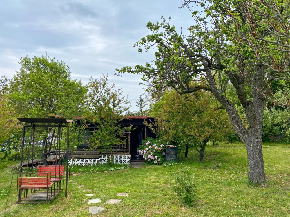 Atraktivní zahrada s chatou pro rekreaci